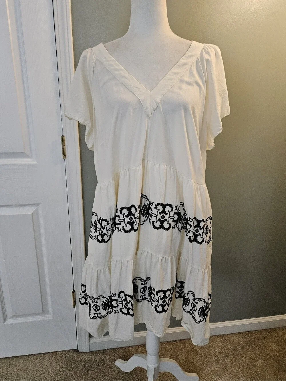 Old Navy Cream Midi Dress with Black Embroidered Floral Design Size XL Pockets - Picture 1 of 13